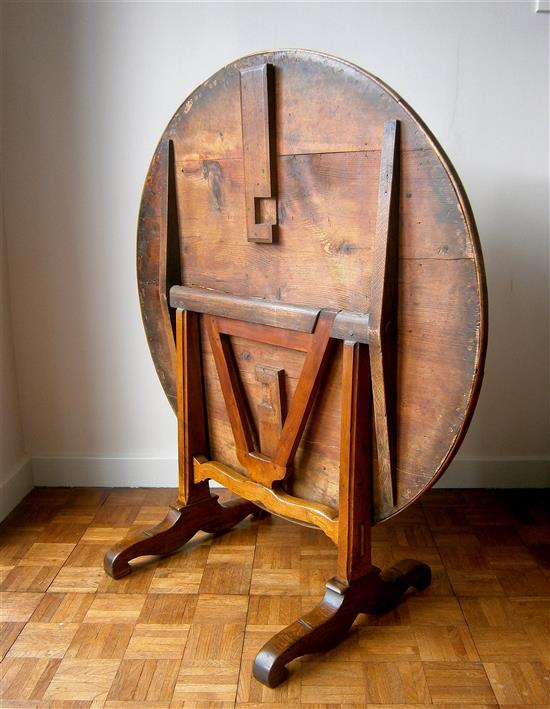 A 19th century French Vendange dining table in pine, cherry and oak Diameter 100cm